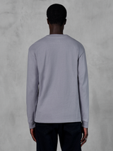 Alpinestars Essentials Ageless LS Tee, maglietta a maniche lunghe, Silver, vista posteriore su modello, jersey di cotone organico di alta qualità, vestibilità rilassata, abbigliamento lifestyle casual ispirato al motorsport