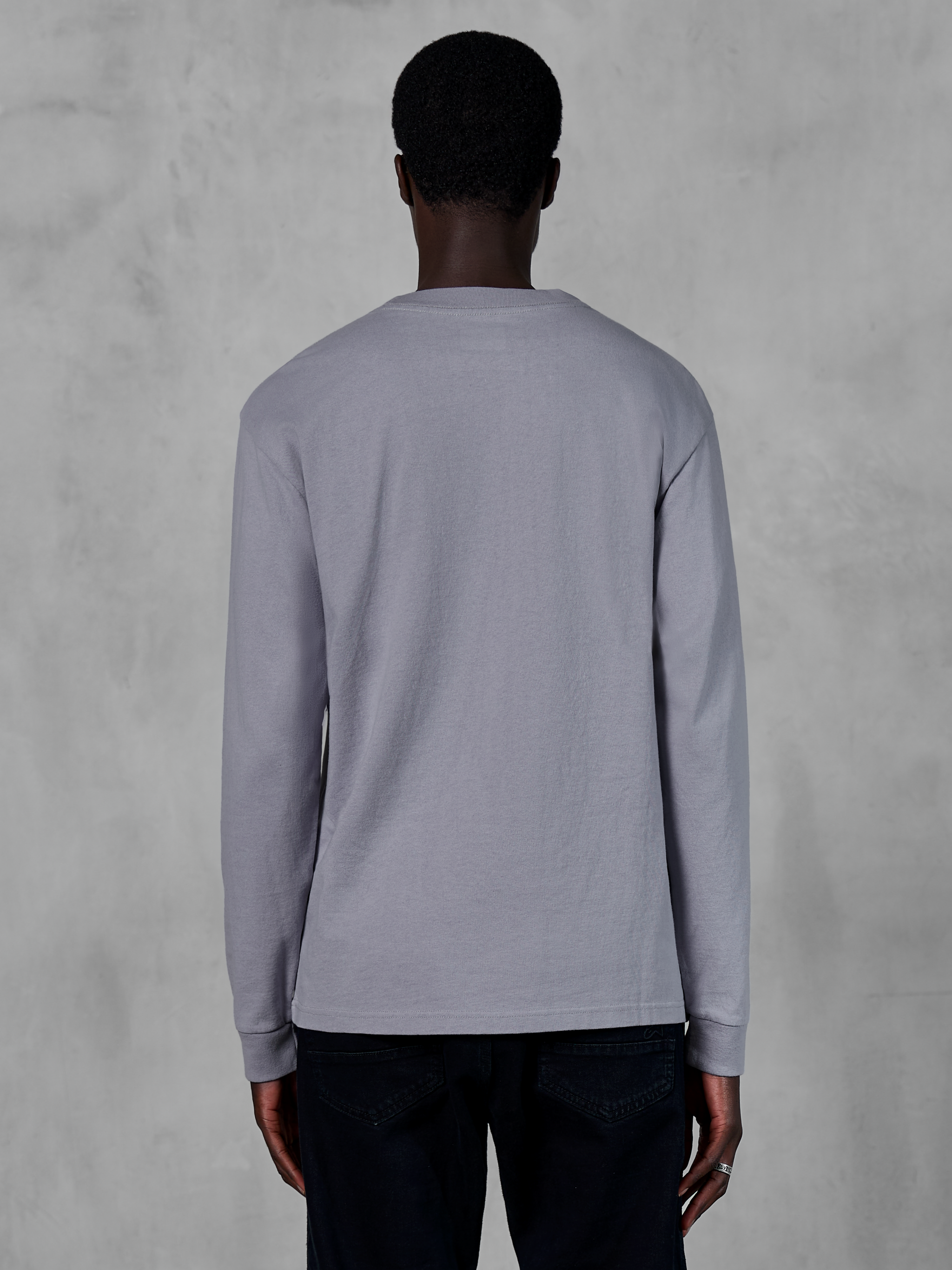 Alpinestars Essentials Ageless LS Tee, maglietta a maniche lunghe, Silver, vista posteriore su modello, jersey di cotone organico di alta qualità, vestibilità rilassata, abbigliamento lifestyle casual ispirato al motorsport