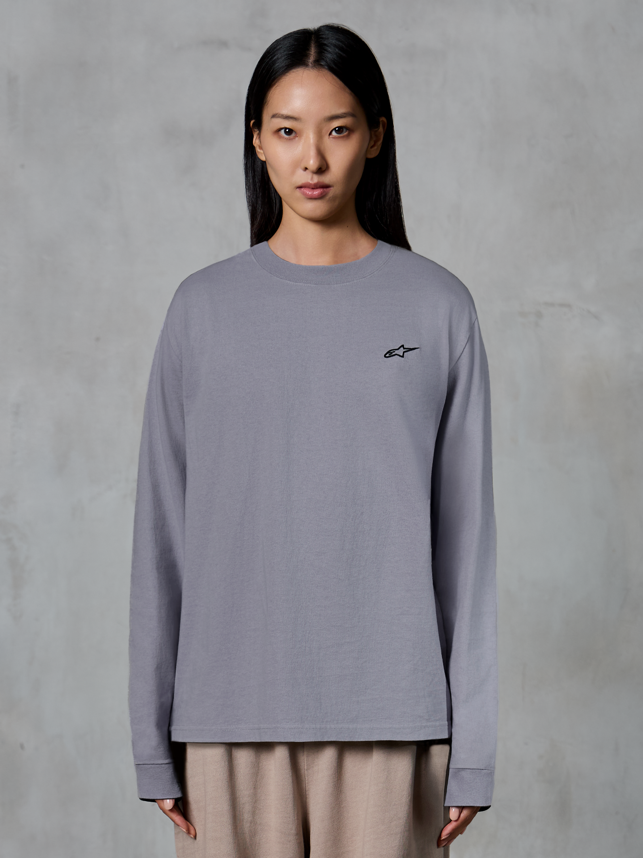 Alpinestars Essentials Ageless LS Tee, maglia a maniche lunghe, argento, con un piccolo logo a stella nero sul petto, vestibilità rilassata, cotone organico di alta qualità, streetwear casual ispirato al motorsport