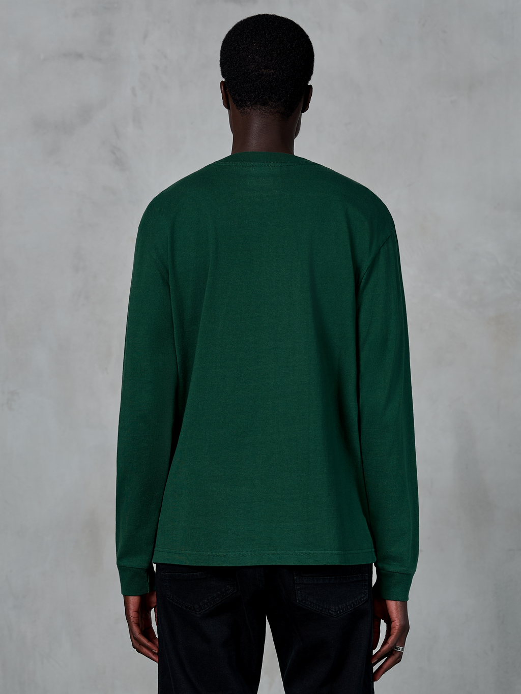 Alpinestars Essentials Ageless LS Tee, maglietta a maniche lunghe, verde pino, vista posteriore del modello che indossa una t-shirt in jersey di cotone organico con vestibilità rilassata, streetwear casual ispirato al motorsport
