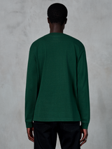 Alpinestars Essentials Ageless LS Tee, maglietta a maniche lunghe, verde pino, vista posteriore del modello che indossa una t-shirt in jersey di cotone organico con vestibilità rilassata, streetwear casual ispirato al motorsport