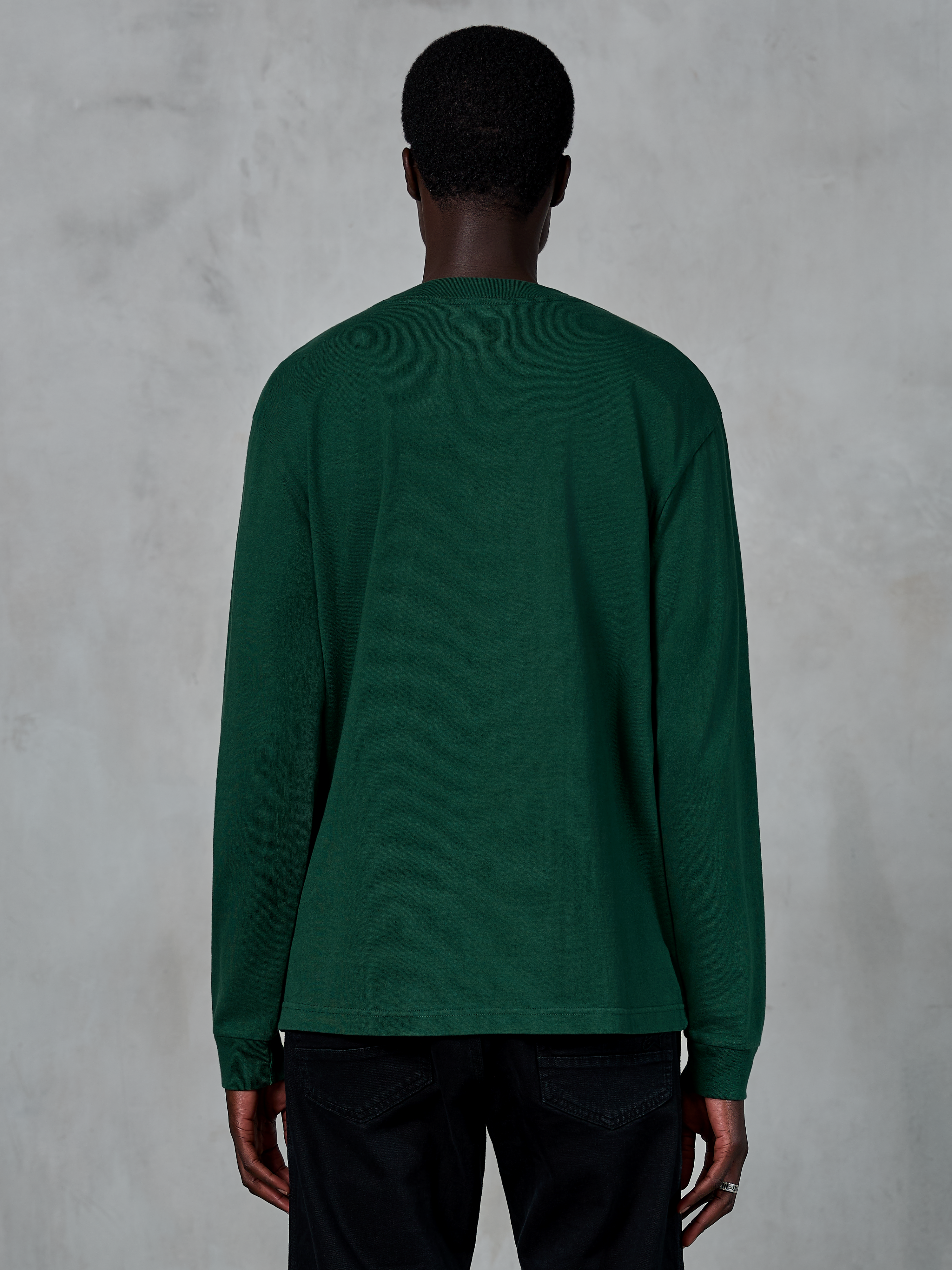 Alpinestars Essentials Ageless LS Tee, maglietta a maniche lunghe, verde pino, vista posteriore del modello che indossa una t-shirt in jersey di cotone organico con vestibilità rilassata, streetwear casual ispirato al motorsport