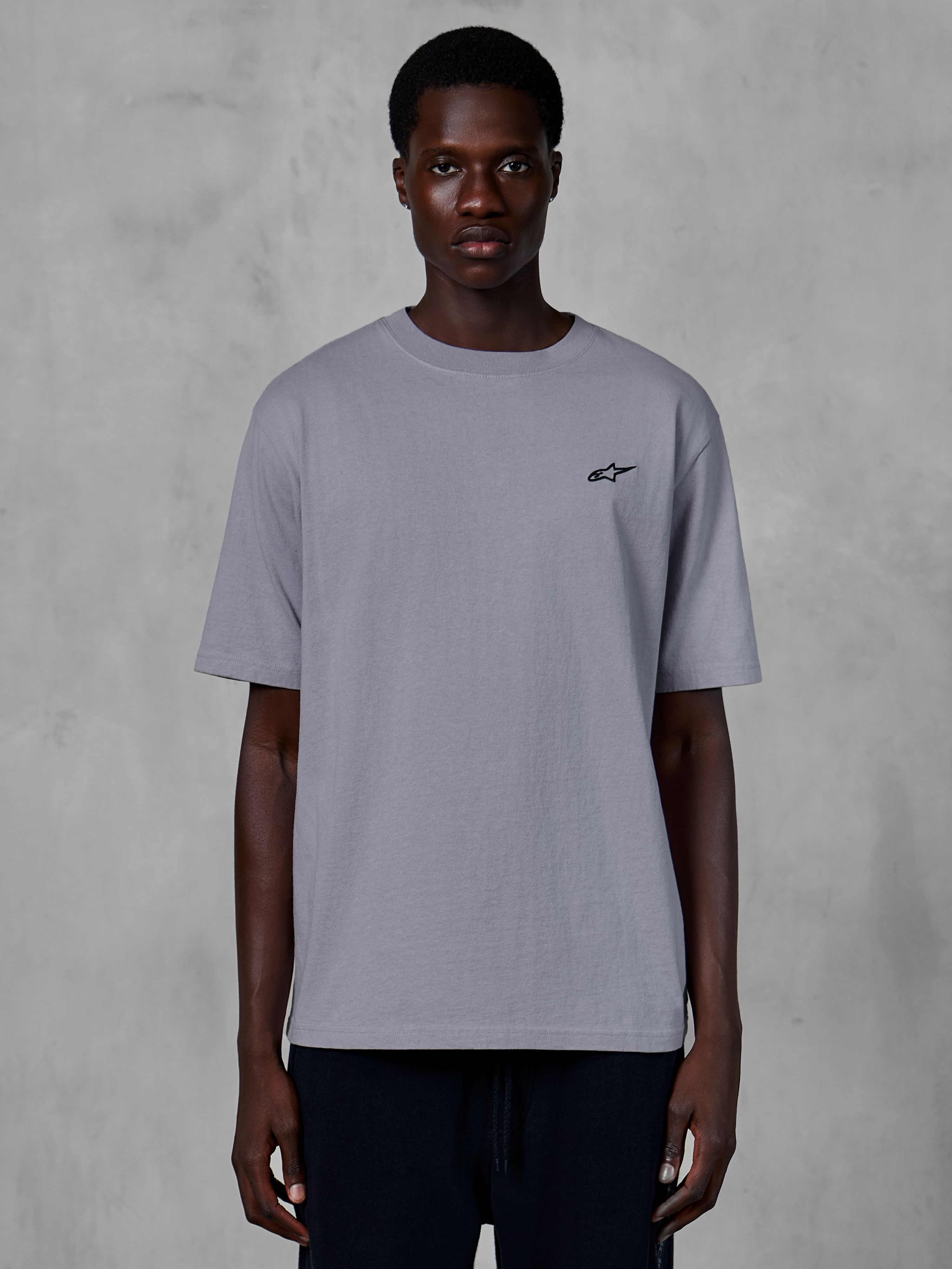 Alpinestars Essentials Ageless SS Tee, t-shirt a maniche corte, Silver, con un piccolo logo Astars nero sul petto, vestibilità rilassata e contemporanea, streetwear casual ispirato al motorsport