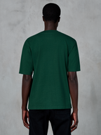Alpinestars Essentials Ageless SS Tee, maglietta a maniche corte, verde pino, vista posteriore su modello, vestibilità rilassata, cotone organico, streetwear casual ispirato al motorsport