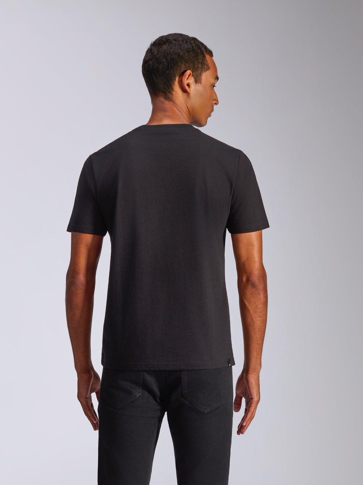 Alpinestars Shaded CSF Tee, t-shirt a maniche corte, nero, vista posteriore su modello, streetwear casual motorsport