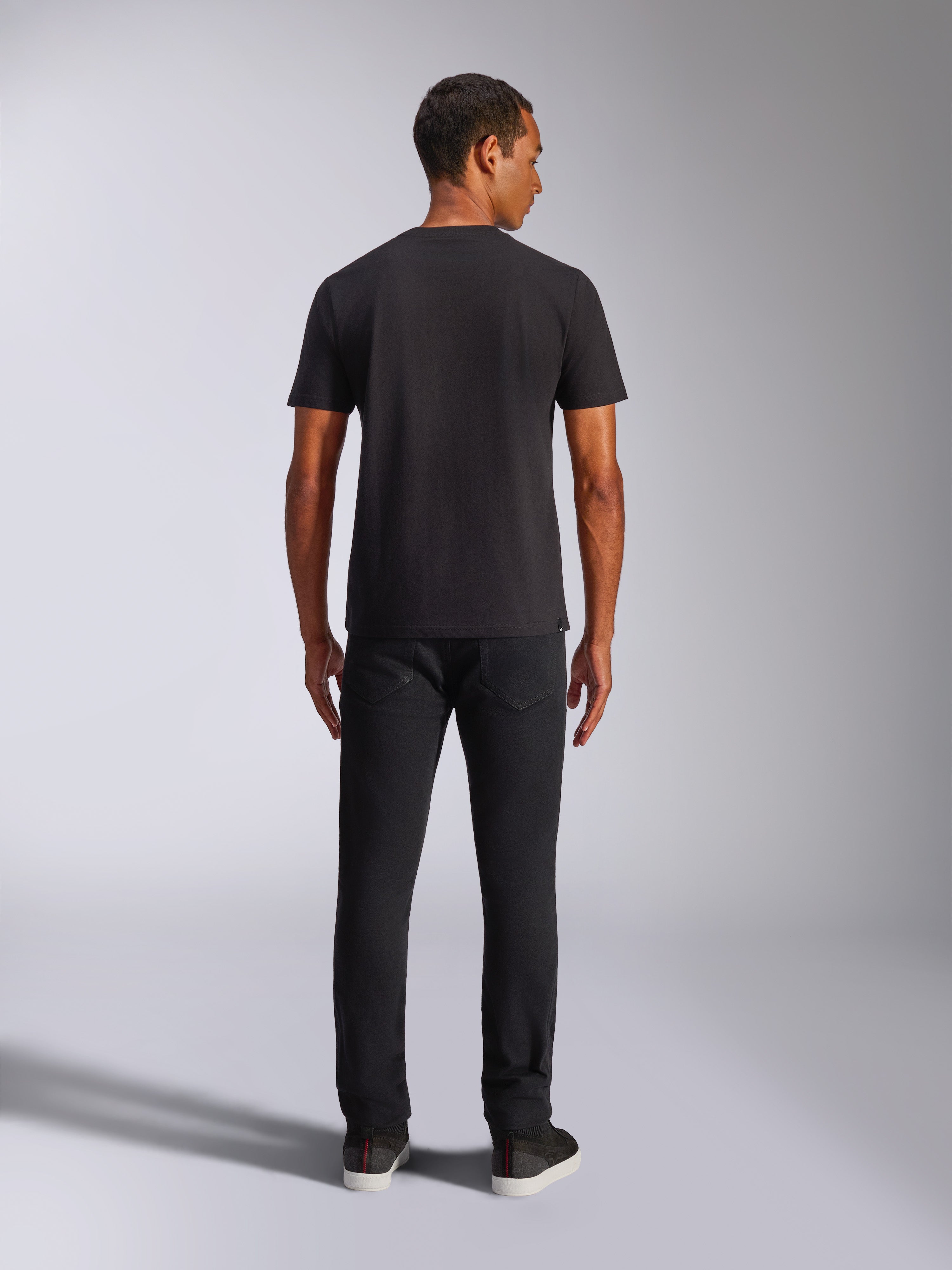 Alpinestars Shaded CSF Tee, maglietta a maniche corte, nero, vista posteriore su modello che indossa pantaloni neri, streetwear casual ispirato al motorsport