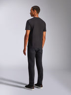 Alpinestars Shaded CSF Tee, t-shirt a maniche corte, nero, vista posteriore di un modello che indossa pantaloni neri e scarpe casual, abbigliamento motorsport lifestyle