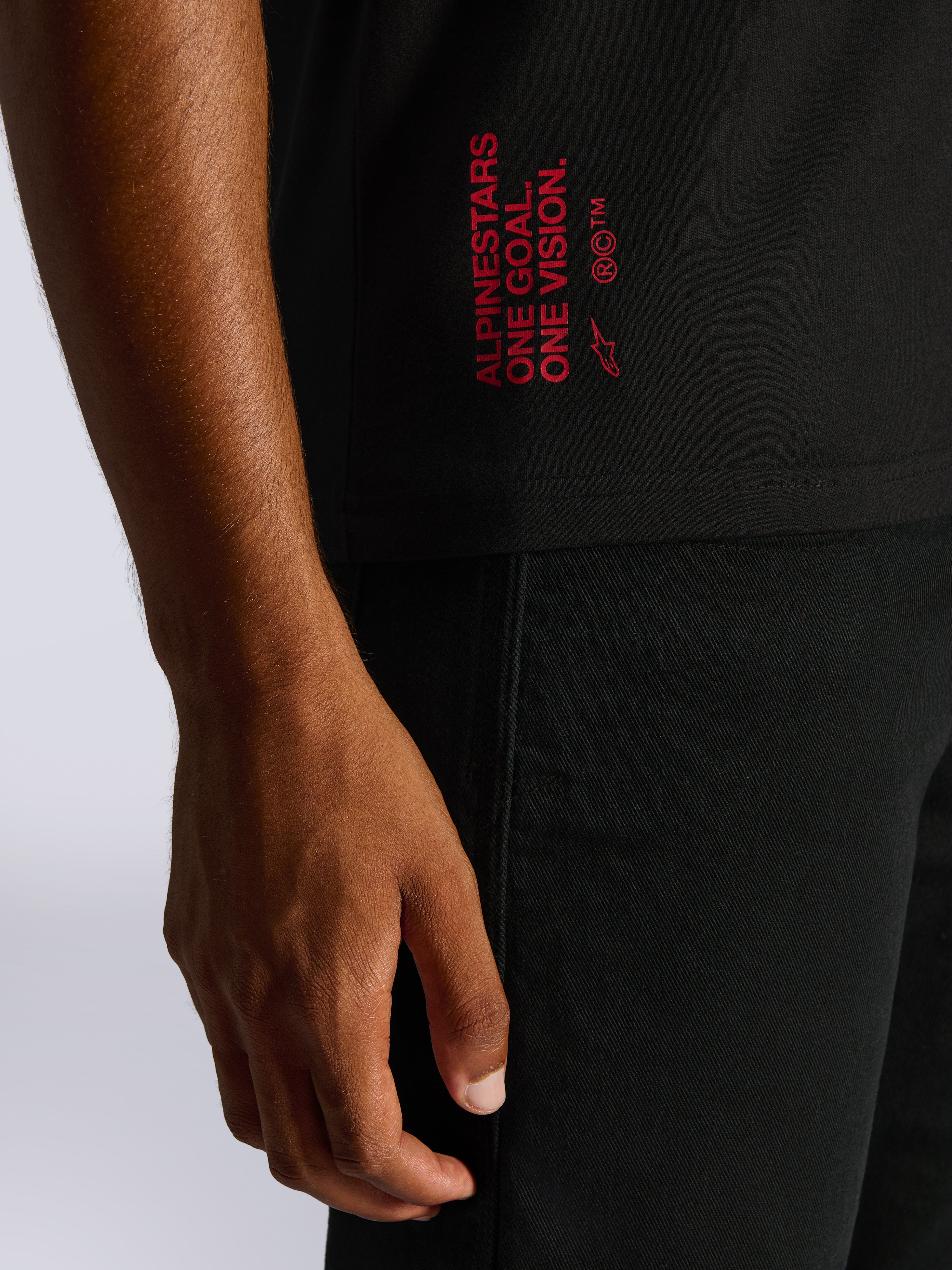 Alpinestars Shaded CSF Tee, t-shirt a maniche corte, nero, primo piano della grafica rossa sul retro con la scritta 'Alpinestars One Goal. One Vision.' e logo Astar, streetwear casual ispirato al motorsport