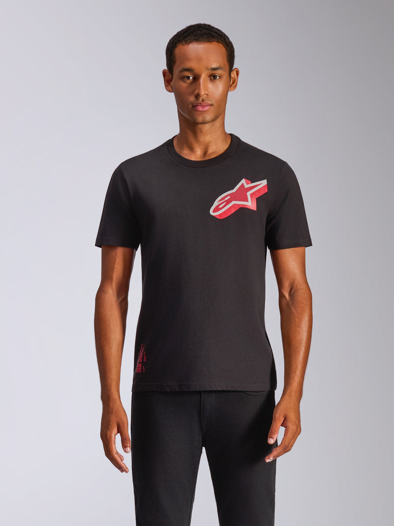 Alpinestars Shaded CSF Tee, maglietta a maniche corte, nero, logo Astars rosso con stampa a gradiente in lamina inclinata, indossata da un modello con pantaloni neri, streetwear casual ispirato al motorsport