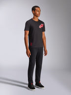 Alpinestars Shaded CSF Tee, maglietta a maniche corte, nero, logo Astars con stampa a gradiente in lamina inclinata rosso e bianco, streetwear casual motorsport, inquadratura a figura intera di un modello che indossa pantaloni neri e sneaker