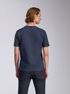 Alpinestars Fasting CSF Tee, t-shirt a maniche corte, blu navy, vista posteriore, indossata da un modello con jeans scuri, streetwear casual ispirato al motorsport