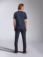 T-shirt Alpinestars Fasting CSF, maglietta a maniche corte, blu navy, vista posteriore, indossata con jeans in denim scuro, streetwear casual a tema motorsport