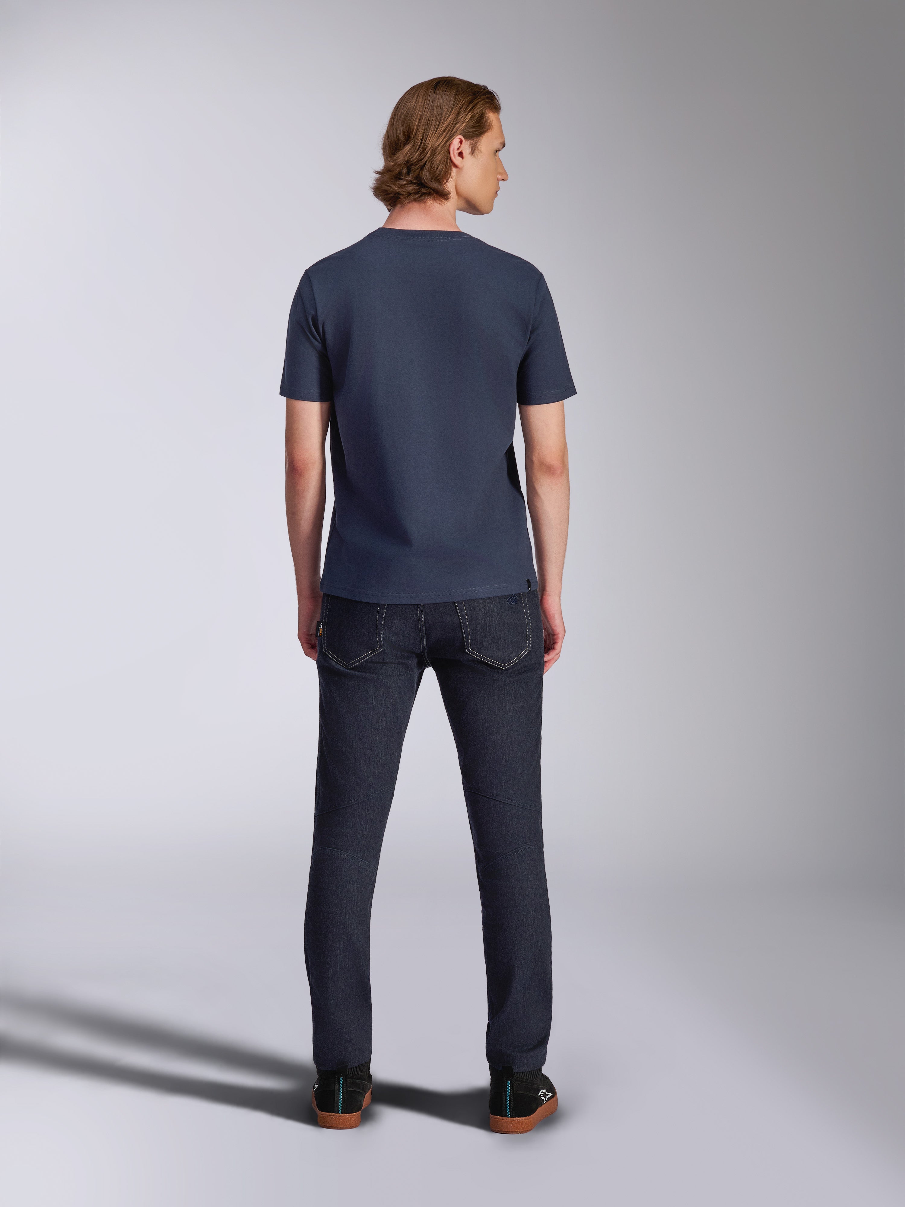 T-shirt Alpinestars Fasting CSF, maglietta a maniche corte, blu navy, vista posteriore, indossata con jeans in denim scuro, streetwear casual a tema motorsport