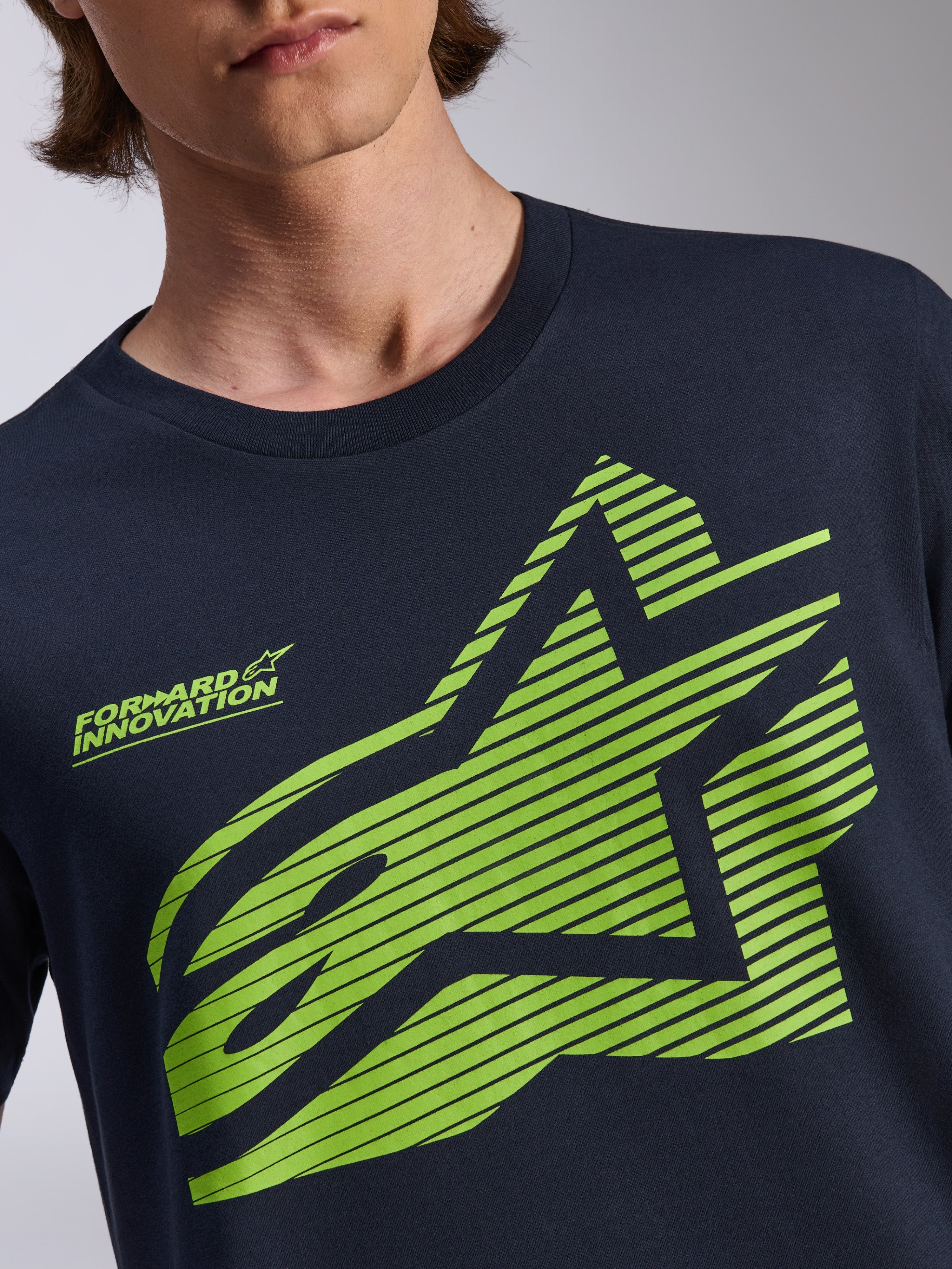 Alpinestars Fasting CSF Tee, t-shirt a maniche corte, blu navy, logo Astars geometrico verde lime con linee orizzontali e scritta 'Forward Innovation', abbigliamento sportivo casual