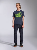 Alpinestars Fasting CSF Tee, maglietta a maniche corte, blu navy con logo geometrico Astars verde lime, abbigliamento casual motorsport streetwear, indossata con jeans scuri