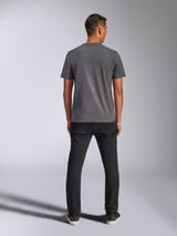 Alpinestars Shaded CSF Tee, t-shirt a maniche corte, grigio antracite, vista posteriore su modello, indossata con pantaloni neri, streetwear casual ispirato al motorsport