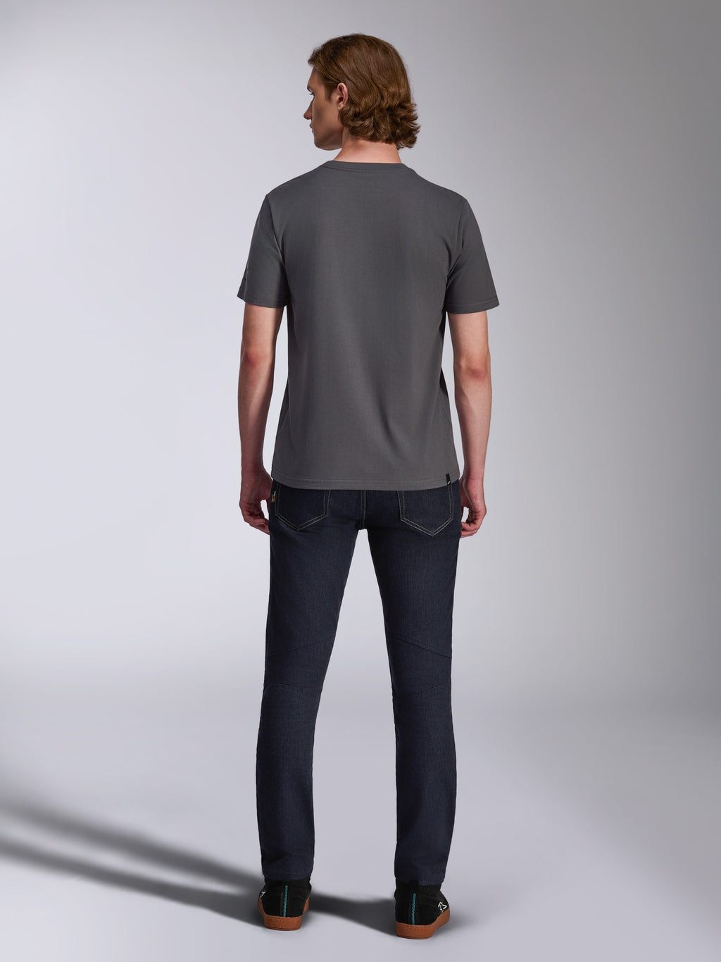 Alpinestars Waving CSF Tee, t-shirt a maniche corte, Charcoal, vista posteriore, indossata con jeans in denim scuro, streetwear casual ispirato al motorsport