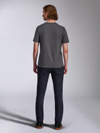 Alpinestars Waving CSF Tee, t-shirt a maniche corte, Charcoal, vista posteriore, indossata con jeans in denim scuro, streetwear casual ispirato al motorsport