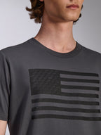 Alpinestars Waving CSF Tee, T-shirt a maniche corte, colore Charcoal, con grafica a bandiera nera e loghi a stella sul petto, abbigliamento streetwear casual motorsport