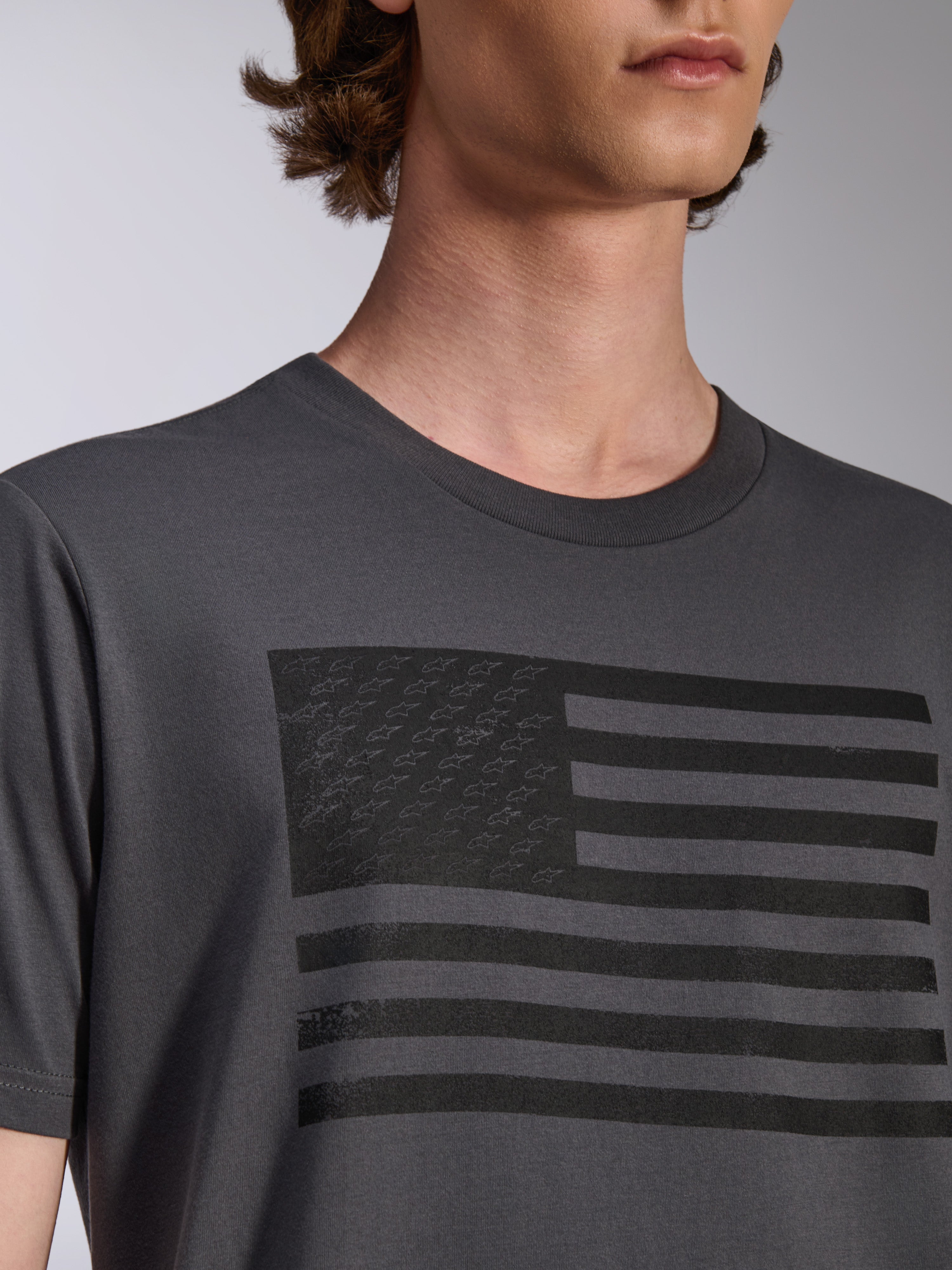 Alpinestars Waving CSF Tee, T-shirt a maniche corte, colore Charcoal, con grafica a bandiera nera e loghi a stella sul petto, abbigliamento streetwear casual motorsport