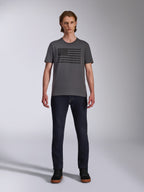 Alpinestars Waving CSF Tee, t-shirt a maniche corte, grigio antracite, grafica logo Blaze 2.0 nera stile bandiera, streetwear casual motorsport, indossata con jeans in denim scuro