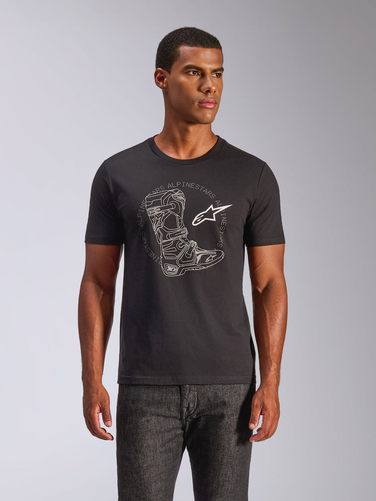 Alpinestars Tech Boot CSF Tee, t-shirt a maniche corte, nero, grafica bianca con stivale da motocross e logo a stella, streetwear casual motorsport, indossata da un modello uomo