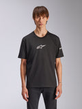 Alpinestars Frontal CSF Tee, maglietta a maniche corte nera con logo Astars bianco sul petto, indossata da un modello, abbigliamento motorsport casual