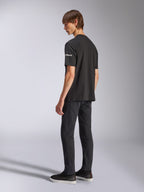 Alpinestars Frontal CSF Tee, maglietta a maniche corte, nero, marchio astars bianco sulla manica, indossata da un modello con pantaloni e scarpe neri, design casual ispirato al motorsport
