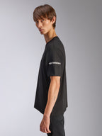 Alpinestars Frontal CSF Tee, t-shirt a maniche corte, nero, logo Alpinestars bianco sulla manica, indossata da un modello in vista di profilo, streetwear casual motorsport performance