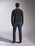 Alpinestars Trackside CSF Tee, maglia a maniche lunghe, nero, vista posteriore su un modello che indossa jeans in denim blu scuro, streetwear casual ispirato al motorsport