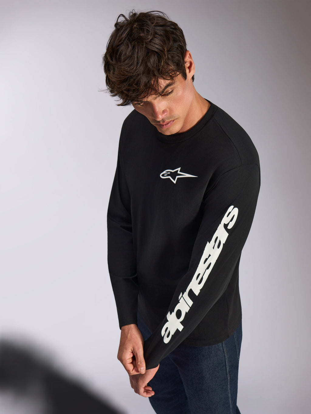 Alpinestars Trackside CSF Tee, maglietta a maniche lunghe, nero, logo Alpinestars bianco sul petto e scritta bianca sulla manica sinistra, streetwear casual ispirato al motorsport