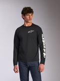 Alpinestars Trackside CSF Long Sleeve Tee, maglia a maniche lunghe nera, logo Alpinestars bianco sul petto e marchio sulla manica, indossata da un modello con jeans blu, streetwear casual motorsport