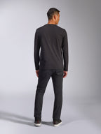 Alpinestars Trackside CSF Tee, maglia a maniche lunghe, nero, vista posteriore del modello che indossa la maglia con pantaloni scuri, streetwear casual ispirato al motorsport