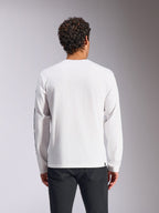 Alpinestars Trackside CSF Tee - Maniche Lunghe, bianco, vista posteriore su modello, abbinata a pantaloni neri, tessuto bianco pulito con maniche lunghe, streetwear casual ispirato al motorsport