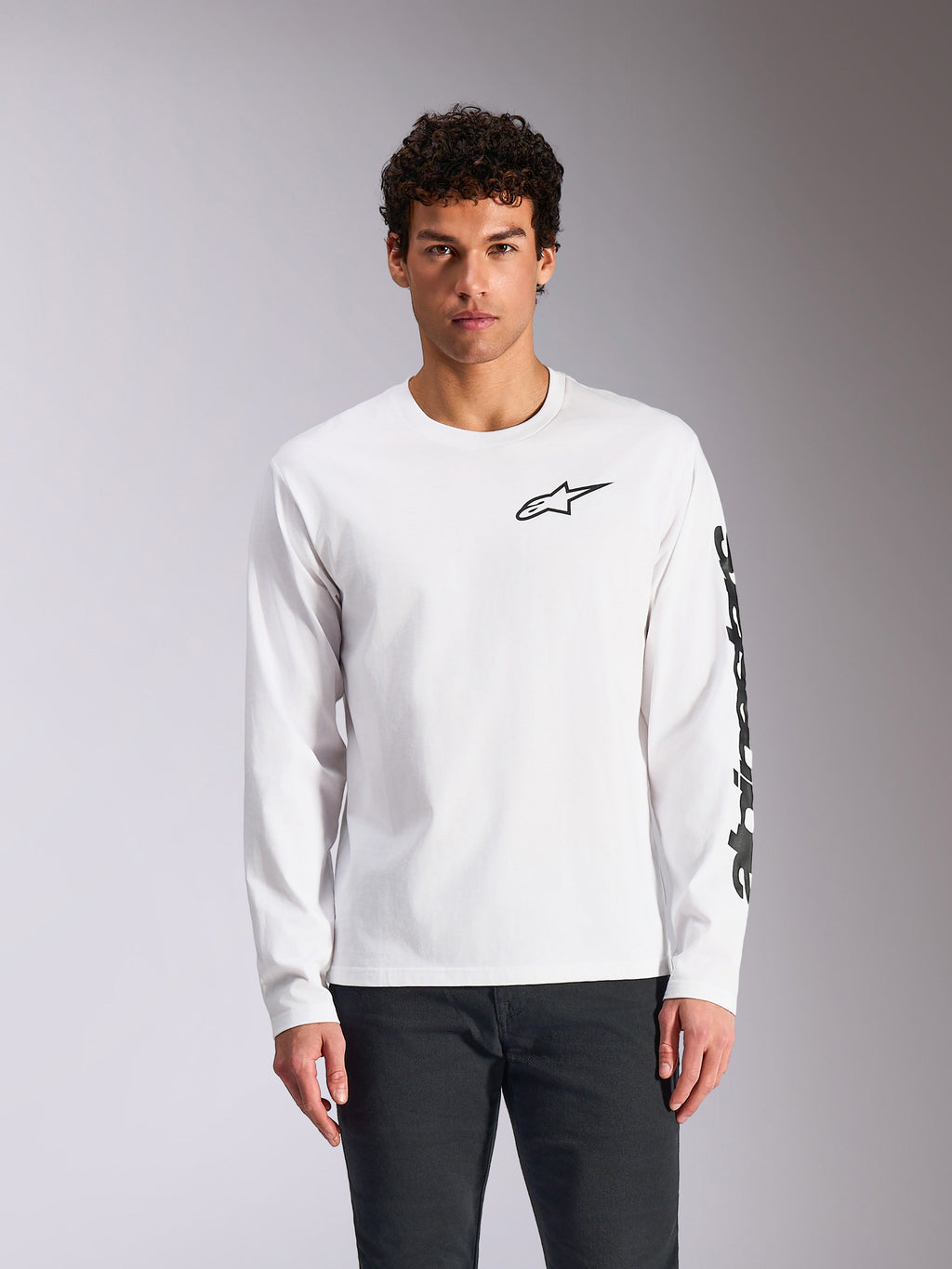 Alpinestars Trackside CSF Tee, maglia a maniche lunghe, bianco, logo Alpinestars nero sul petto e branding sulla manica, abbigliamento casual motorsport streetwear, vista frontale