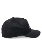 Cappello Alpinestars Ageless Reflex Waterproof, nero, vista laterale di profilo, visiera curva con corona strutturata, tessuto tecnico impermeabile con dettaglio logo riflettente, copricapo casual ad alte prestazioni