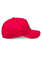 Cappello Alpinestars Ageless Reflex Waterproof, Rosso, vista laterale di profilo di un cappellino stile baseball con visiera curva e corona strutturata, realizzato in tessuto tecnico impermeabile con dettaglio logo riflettente.