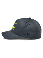 Cappello Alpinestars Ride Sonic, antracite e giallo alta visibilità, vista laterale con visiera curva e corona strutturata, logo giallo ricamato 3D sul davanti e piccolo logo a stella nero sul lato, copricapo casual da motorsport