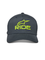 Cappello Alpinestars Ride Sonic, grigio antracite con giallo fluo, logo Alpinestars e scritta RIDE ricamati in 3D, visiera curva, corona strutturata, accessorio casual ispirato al motorsport