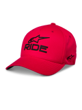 Alpinestars Ride Sonic Hat, cappellino da baseball rosso, logo Alpinestars e scritta "RIDE" ricamati in 3D neri, visiera curva, corona strutturata, streetwear casual motorsport