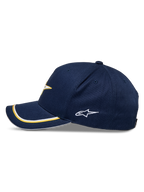 Cappello Snapback Alpinestars Ascension, Blu Navy e Oro, profilo laterale con visiera curva e doppio profilo sutache oro e bianco, logo laterale ricamato, streetwear motorsport casual