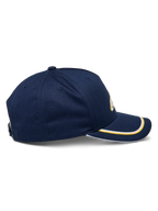 Cappello Snapback Alpinestars Ascension, vista laterale, blu navy con profilo sutache oro e bianco sulla visiera curva, corona strutturata, copricapo casual motorsport