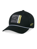 Alpinestars Specific Snapback Hat, nero, visiera curva con cordino intrecciato bianco, patch frontale con logo grigio e giallo, ricamo laterale del logo giallo, corona strutturata, copricapo casual ispirato al motorsport