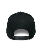 Cappello Snapback Specific Alpinestars, nero, vista posteriore con chiusura snap-back regolabile in plastica e un piccolo logo Astars bianco sull'etichetta posteriore, corona strutturata, copricapo casual da motorsport