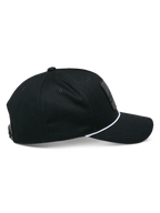 Cappello Snapback Specific Alpinestars, nero, vista laterale della visiera curva con corda intrecciata bianca, corona strutturata, copricapo casual da motorsport