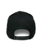 Cappello Snapback Ageless Alpinestars, nero, vista posteriore con chiusura snapback regolabile, piccola etichetta in tessuto con logo a stella, corona strutturata in twill di cotone, copricapo casual ispirato al motorsport