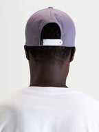Alpinestars Cappello Ageless Snapback, cappello sportswear da uomo, viola polveroso con chiusura snapback regolabile bianca, indossato e visto da dietro