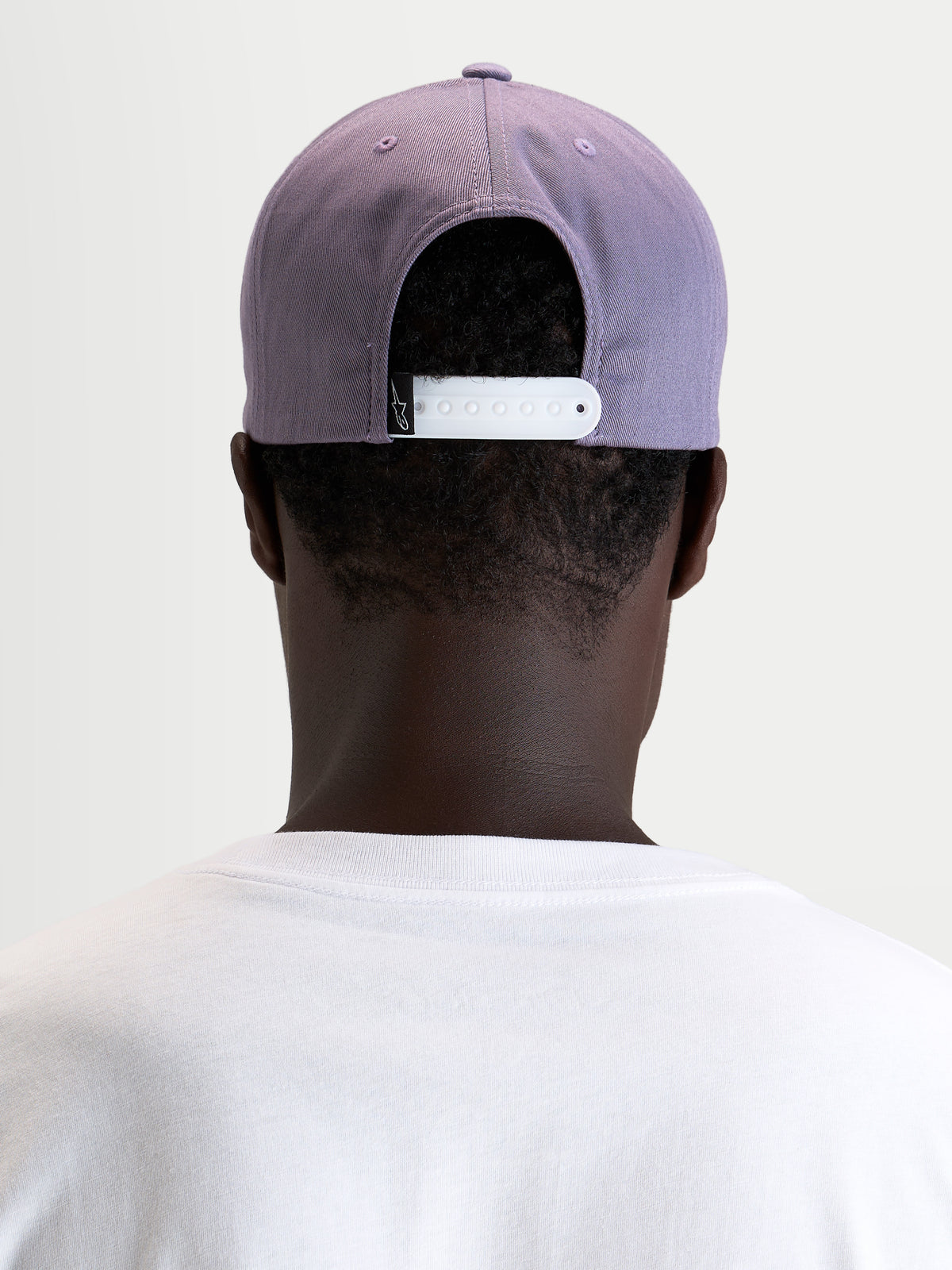 Alpinestars Cappello Ageless Snapback, cappello sportswear da uomo, viola polveroso con chiusura snapback regolabile bianca, indossato e visto da dietro