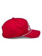 Cappello Snapback Alpinestars Ride Comp, rosso, vista laterale di profilo, visiera curva con rifinitura in corda intrecciata bianca, corona strutturata con logo Astars Ride bianco, copricapo casual da motorsport