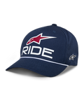 Alpinestars Ride Comp Snapback Hat, cappellino da baseball blu navy, logo con stella rossa e scritta RIDE bianca, visiera curva con corda intrecciata bianca, copricapo casual motorsport